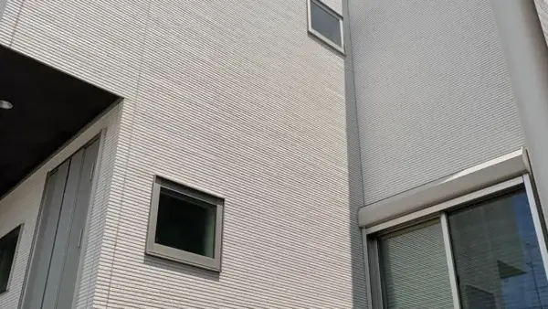 【愛知県】外壁2面の黒ずみ・コケを洗浄しました